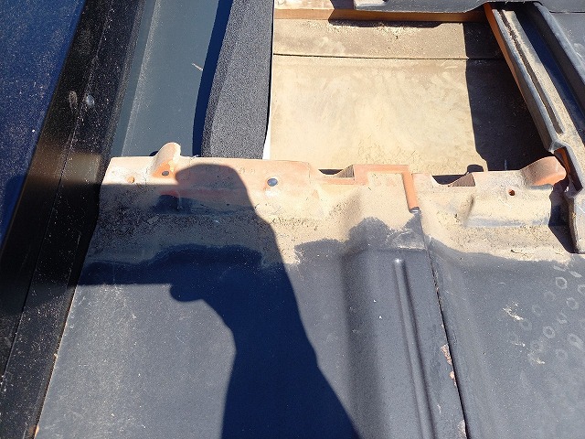 瓦はステンレスの釘で固定